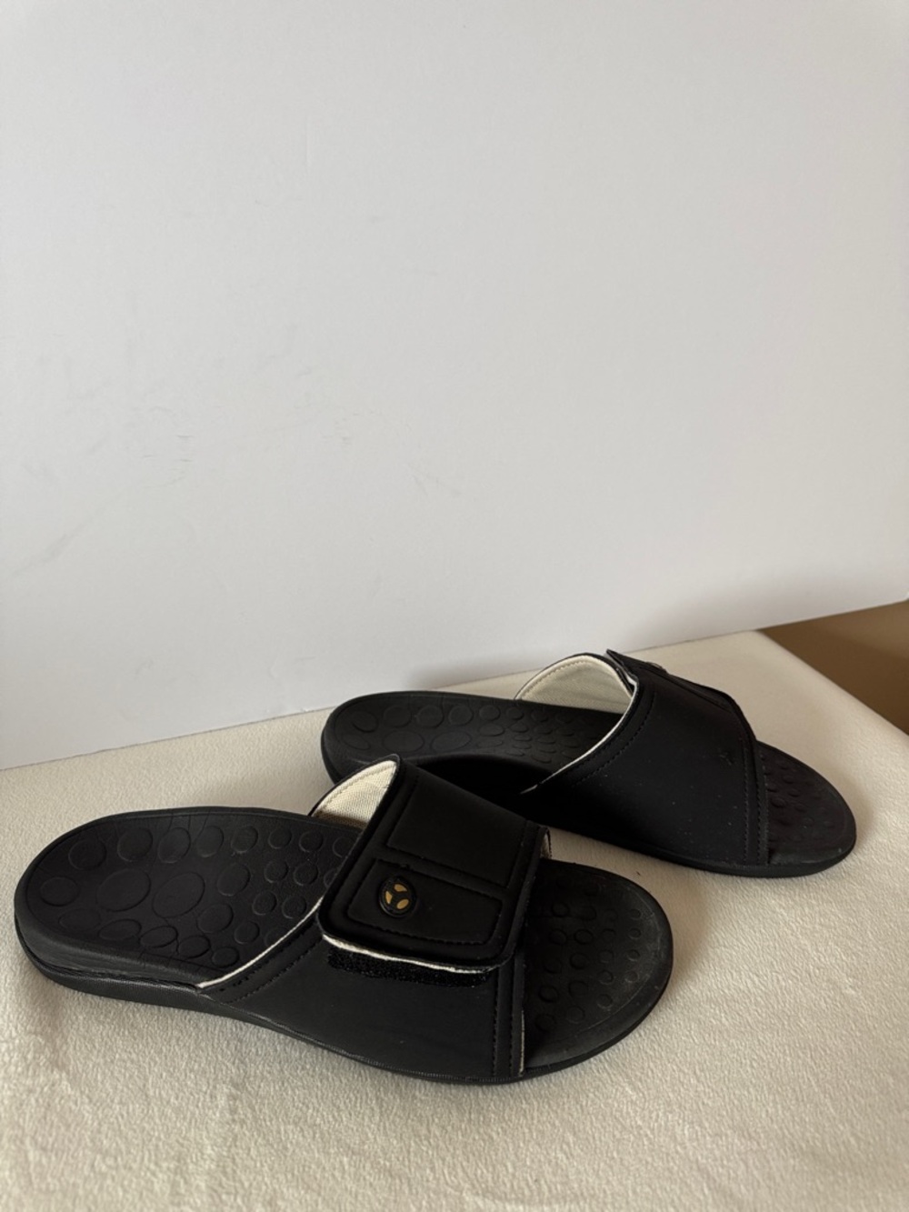 Vionic Kiwi - Unisex Motion Control Orthotic Slide Sandal - Picture 3 of 16